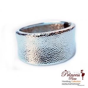 Stylish Rigid Design Gold Tone Bracelet.
